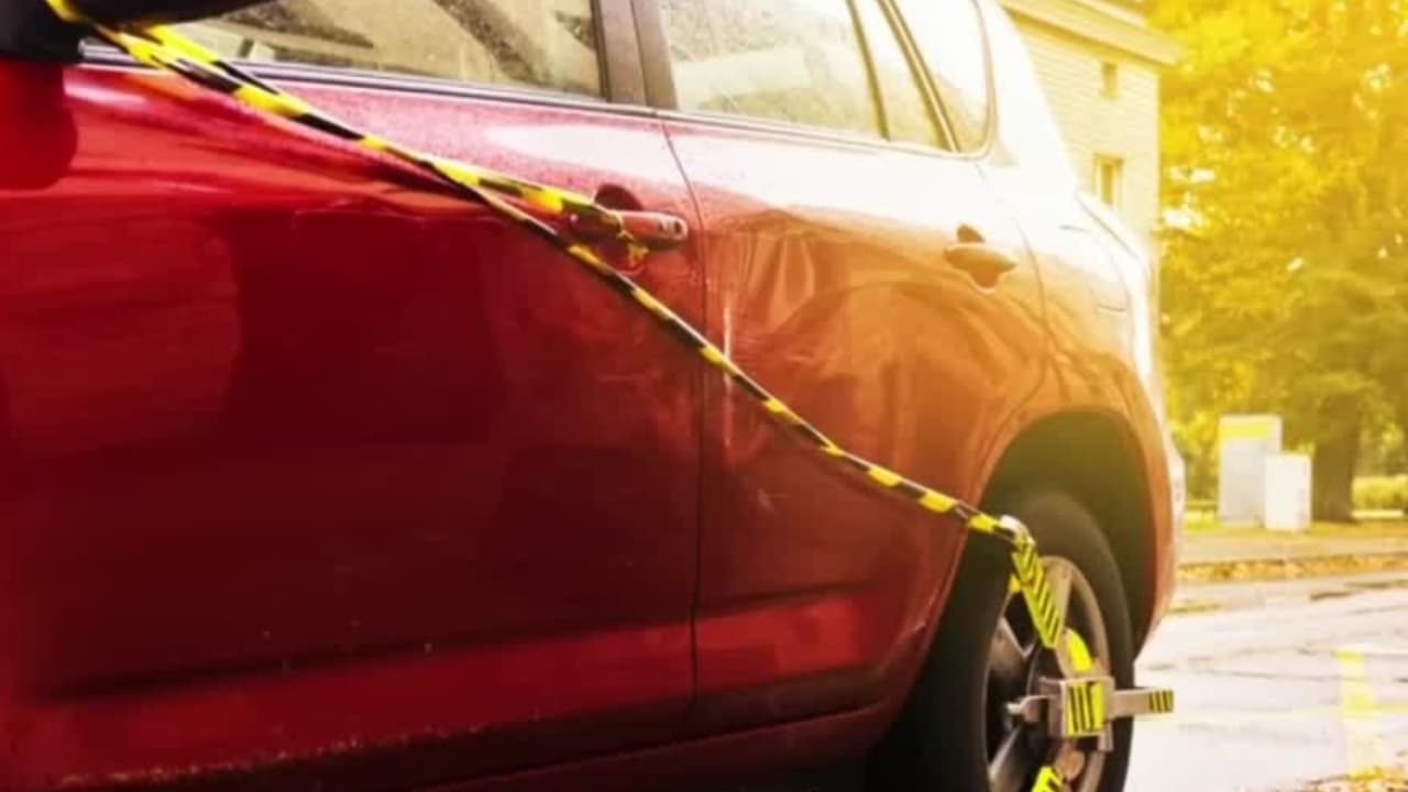 ¿Multas por estacionar en tu propia casa? El caso de una madre en Florida que debe $165,000