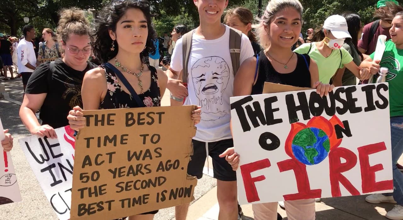 Cientos de estudiantes se unen para exigir medidas por el cambio climático en el Capitolio de Texas