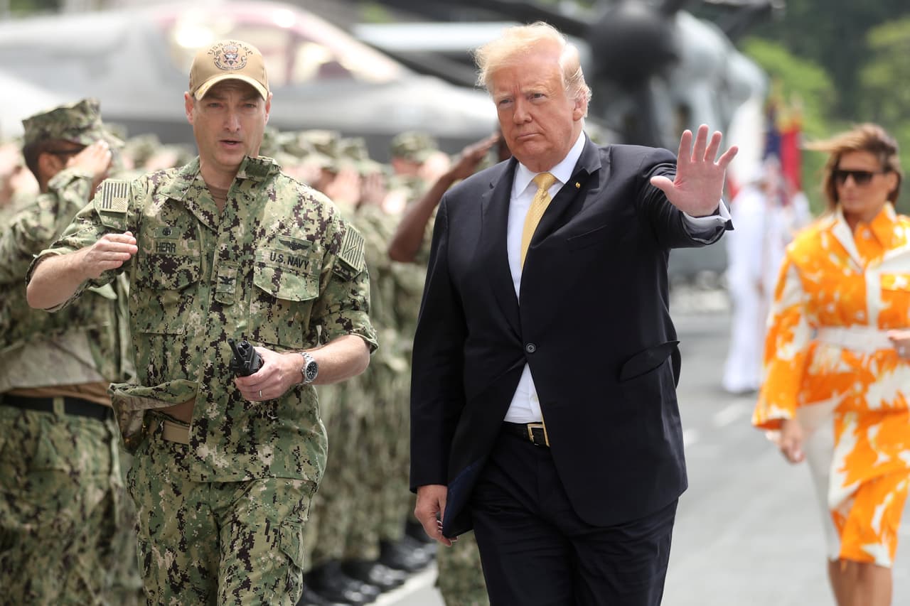 Trump saluda a las tropas abordo del USS Wasp en la base de Yokosuka. En realidad, hubo poca substancia en la visita a Japón, que se inició el sábado e incluyó un partido de golf entre Trump y Abe, y la participación del presidente estadounidense en un popular torneo de sumo, al entregar al campeón el enorme trofeo.