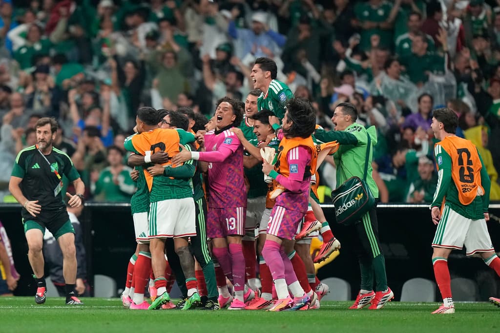 El equipo mexicano celebra al final del partido su pase a la ronda de octavos de final.