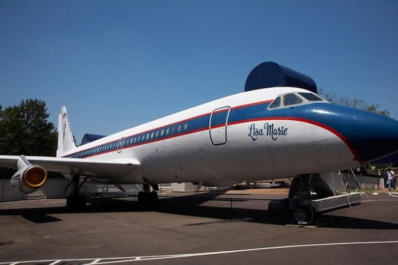 En el auge de su carrera 
<b>Elvis</b> 
<b>Presley </b>adquirió este 
<b>Convair</b> 
<b>880 </b>de 1959 por 
<b>600,000</b> 
<b>dólares</b>. Según el mismo Rey declaró en reiteradas ocasiones, el 
<b>Lisa Marie</b> como bautizó a la aeronave, diseñada originalmente para servicio de aerolínea, valía cada centavo. Elvis supervisó personalmente la remodelación del Lisa Marie.