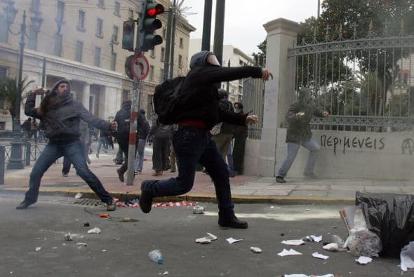 Sin embargo, no todos en Grecia piensan lo mismo y este viernes se llevó a cabo la primera jornada de la huelga general de dos días de duración convocada por los sindicatos mayoritarios, GSEE y ADEDY, en protesta por las medidas exigidas por la "troika".
