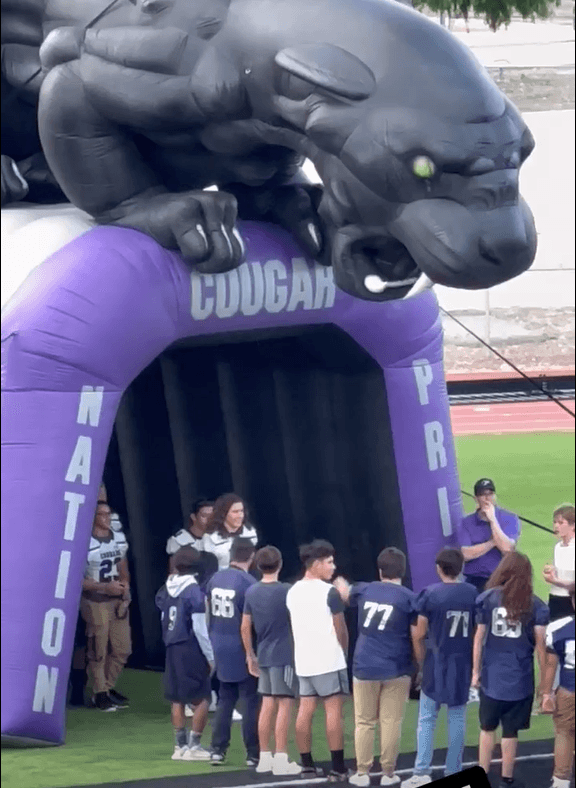 Forma parte del equipo escolar Franklin High School Football.
<br>