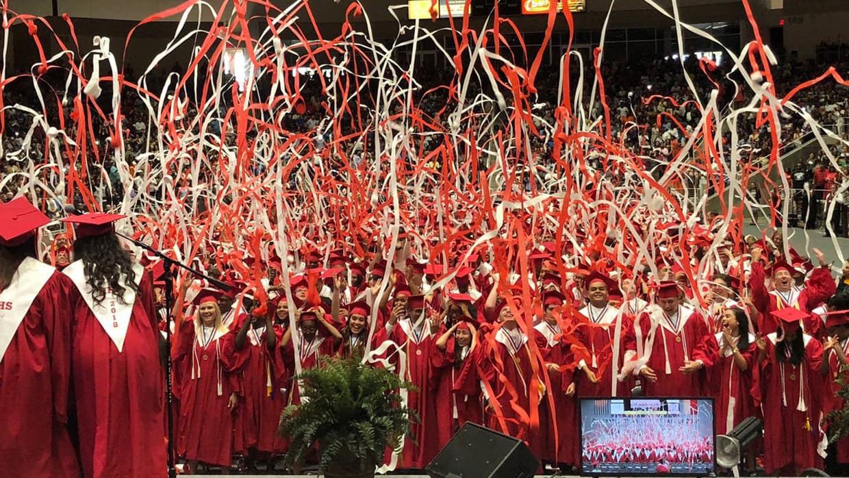 "¡Mantente fuerte, girl! ¡Tu mamá está muy orgullosa! Mi padre falleció cuando todavía estaba en la escuela media, me gradué de universidad el pasado fin de semana y lo llevé conmigo en el collar que usé en el escenario ❤️", le escribió Naomi Jae.