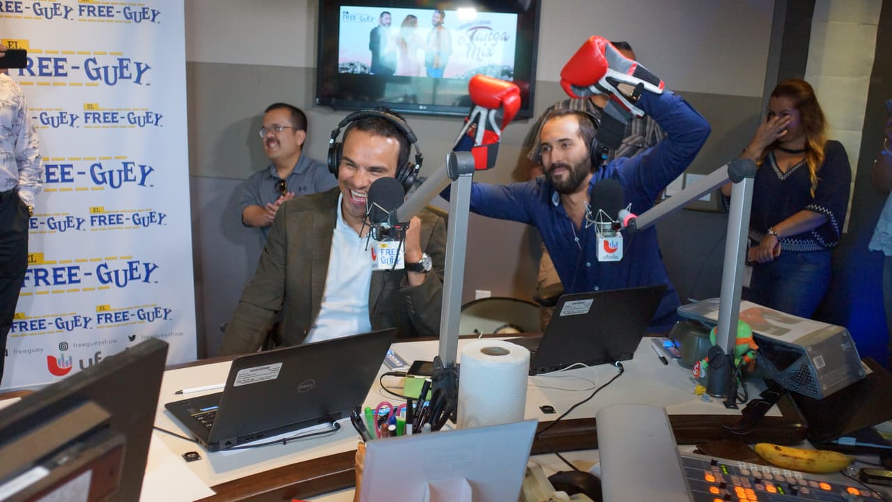 Juan Manuel Márquez llegó al Free-guey show con guante en mano.