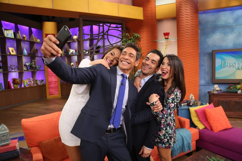 Johnny Lozada también quería tomarse la foto con ellos.