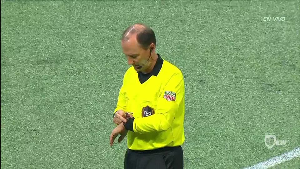 Arranca el partido y la pelota está en juego.