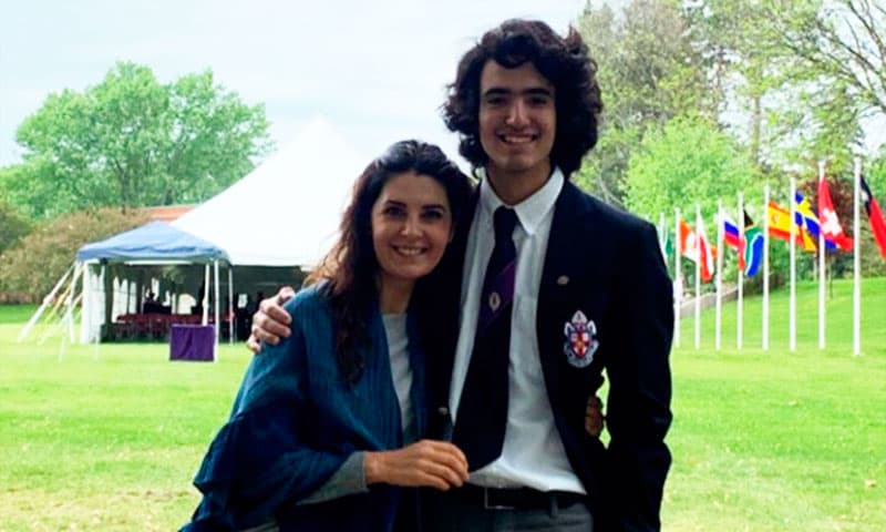 En una de las instantáneas que compartió se ve a Mayrín, posando junto a Sebastián, tras la ceremonia que marcó el fin de sus estudios.