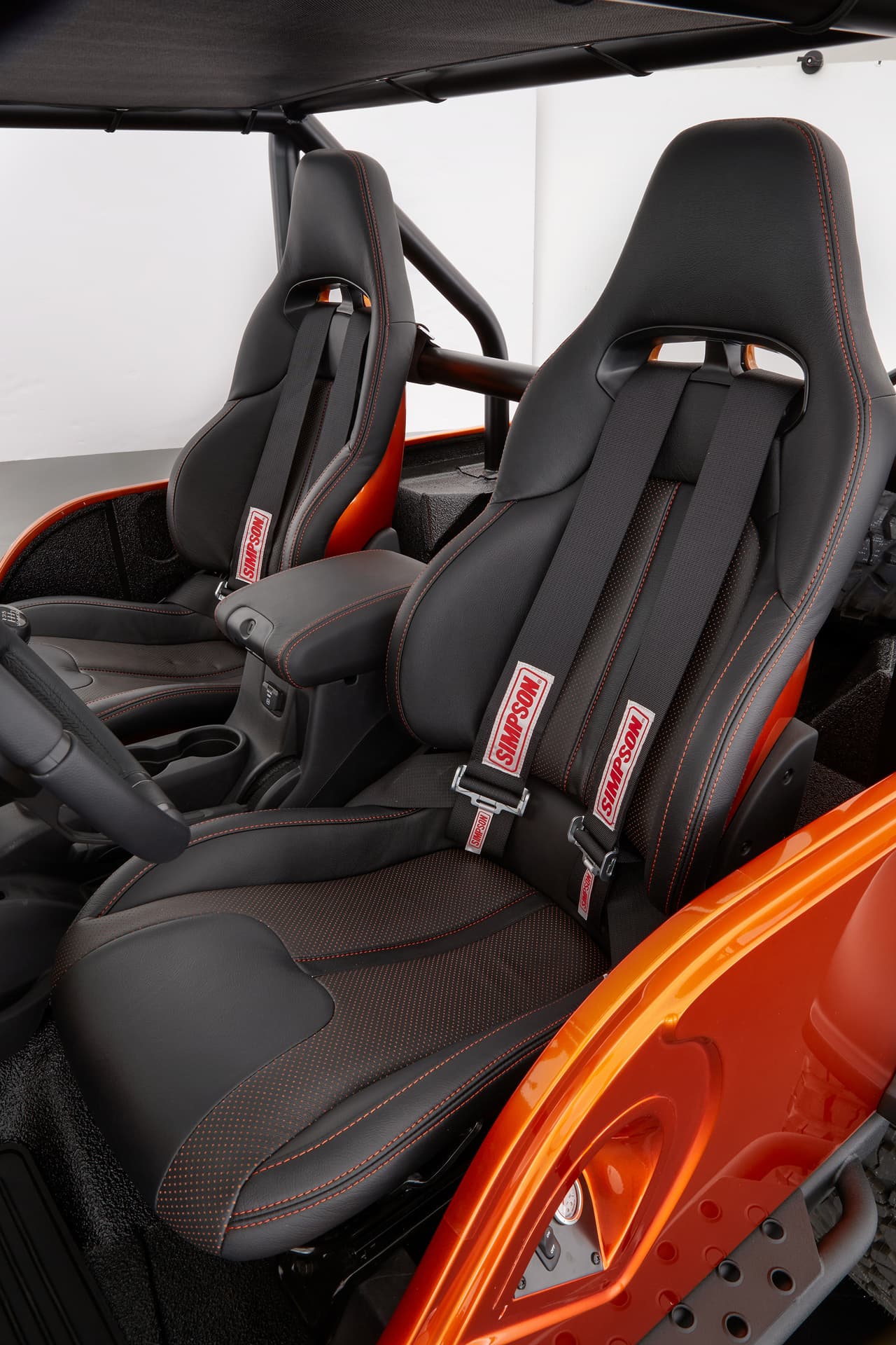 Las butacas de competencia con cinturones de seguridad de 4 puntos del Jeep CJ66 definitivamente no estaban disponibles en 1966 ya que vienen directamente del Dodge Viper.
<br>