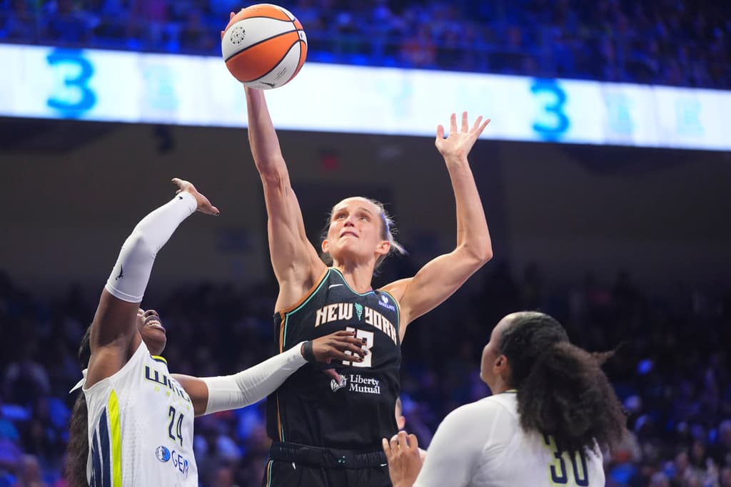 ¿Por qué lanzan juguetes sexuales verdes en partidos de baloncesto femenil como ocurrió en NY?