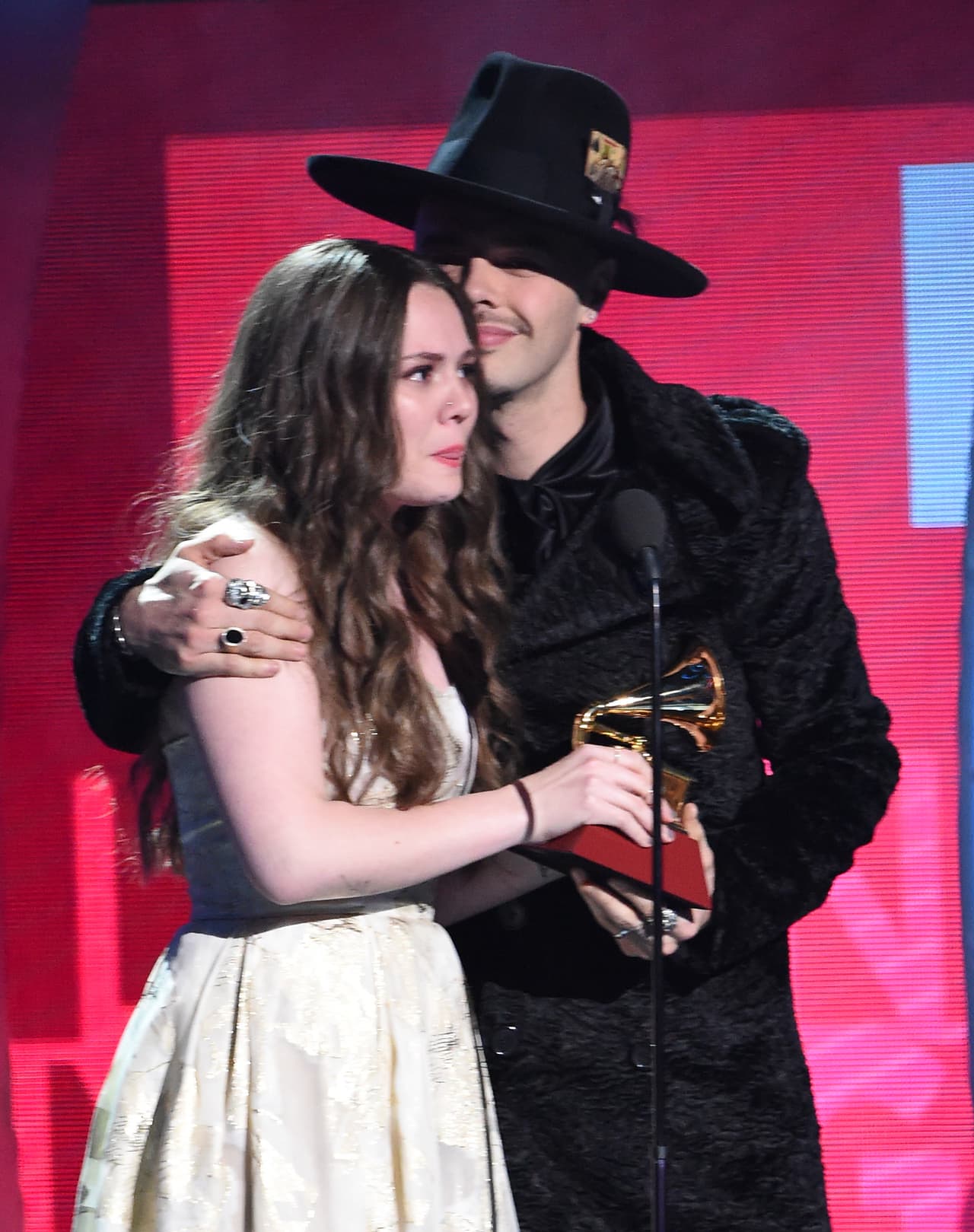 <h2><b>2016, JESSE Y JOY.-</b></h2>
<b> </b>Los hermanos mexicoamericanos nos hicieron derramar las lágrimas al dedicarle con la voz quebrada su premio por Mejor Álbum Vocal Pop Contemporáneo 'Un besito más' a su difunto padre. 
<br>
