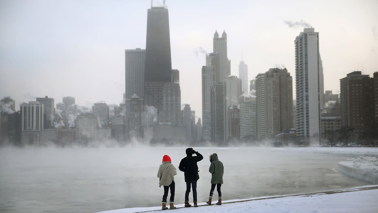 <b>3. El vórtice polar y nevadas del invierno de 2013-2014:</b> El 
<a href="https://www.weather.gov/lot/201314_winterevents" target="_blank">invierno de 2013 a 2014</a> es el tercero más frío que se ha vivido en Chicago y el tercero con más nieve. La temperatura promedio fue de 18.8 grados Fahrenheit y la nieve total acumulada fue de 67 pulgadas. Además, las nevadas llegaron a extenderse hasta abril y mayo. Se vivió también una serie de días sumamente fríos. Del 27 al 28 de enero, la temperatura cayó a los -11 grados Fahrenheit. El 23 de enero la sensación térmica cayó a los -23 grados Fahrenheit.