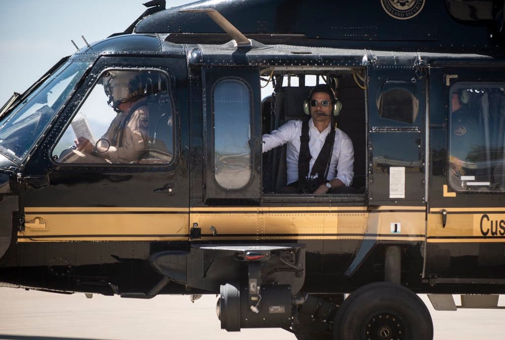 El secretario interino Chad Wolf, secretario interino del Departamento de Seguridad Nacional (DHS), Chad Wolf, realizó un recorrido aéreo por el desierto de Arizona que cubre el sector Tucson para constatar la construcción del muro y también visitó los puertos de entrada.