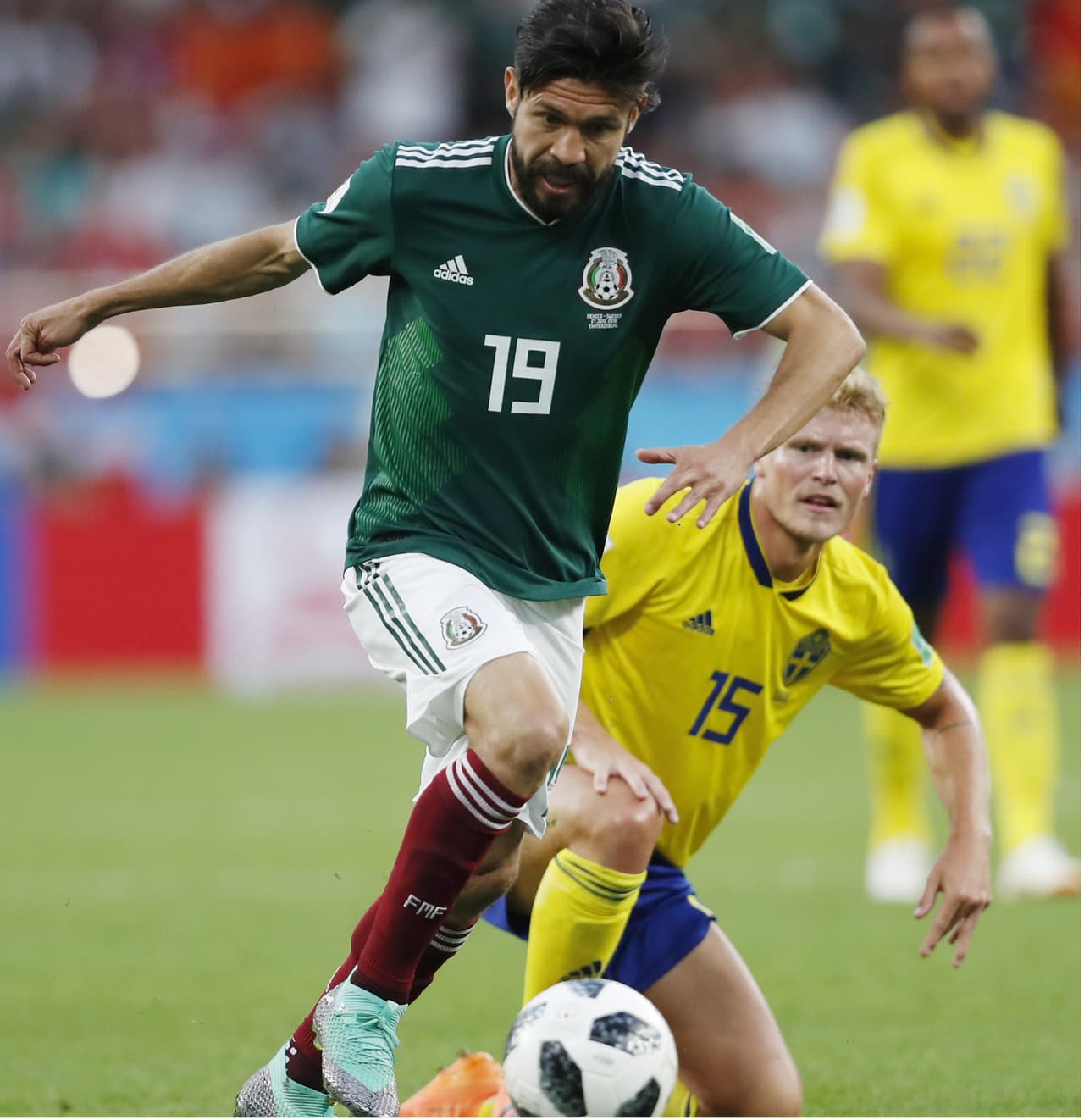 Oribe Perlata: 6. El delantero del América buscó la manera de abrirse espacios y tener una para convertir un gol, basado en su olfato en el área y su oportunismo, pero nunca tuvo una para intentarlo.