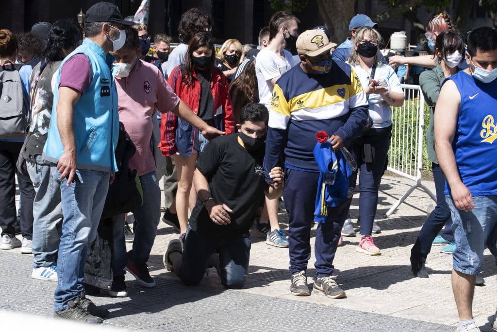 Fanáticos de 'El Pelusa' llegan a la Casa Rosada este jueves para rendir homenaje al hijo de Villa Fiorito. Algunos incluso arribaron de rodillas al funeral del astro.