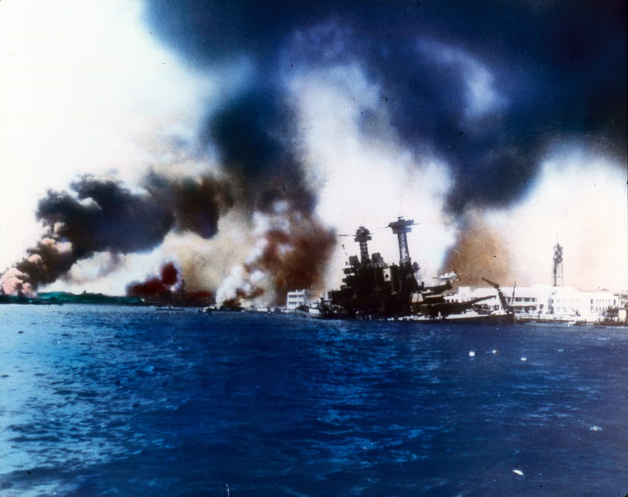 El acorazado USS California mientras se hundía cerca de la isla Ford.
<br>
<br>Los japoneses perdieron 29 aeronaves y cinco submarinos y sufrieron 65 bajas militares entre muertos y heridos.