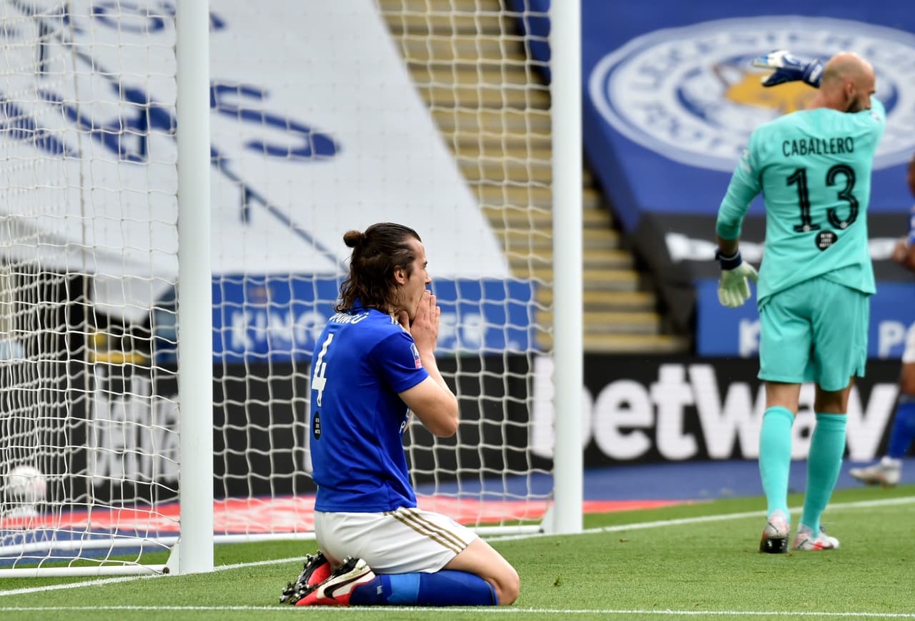 El defensor del Leicester, Caglar Soyuncu, lamenta la eliminación ante el Chelsea luego de dar un gran juego.