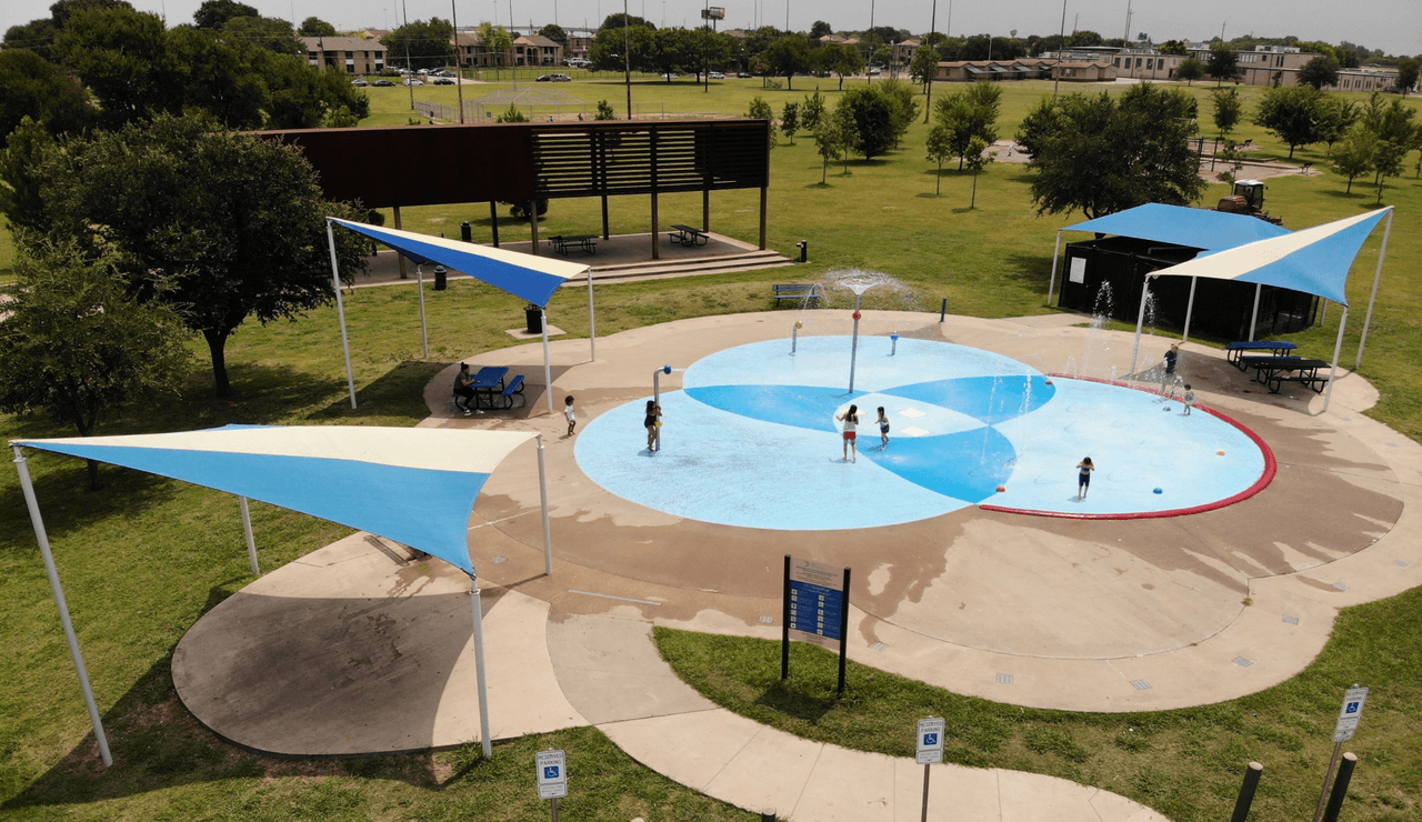 <b>DANIELDALE SPRAYGROUND, DALLAS</b>
<br>Este parque tiene regaderas, área de picnic techada y también sprayground. El horario es de lunes de 2:00 pm a 8:00 pm y de martes a domingo de 10:00 am a 8:00 pm. 
<br>Dirección: 300 W. Wheatland Rd.
