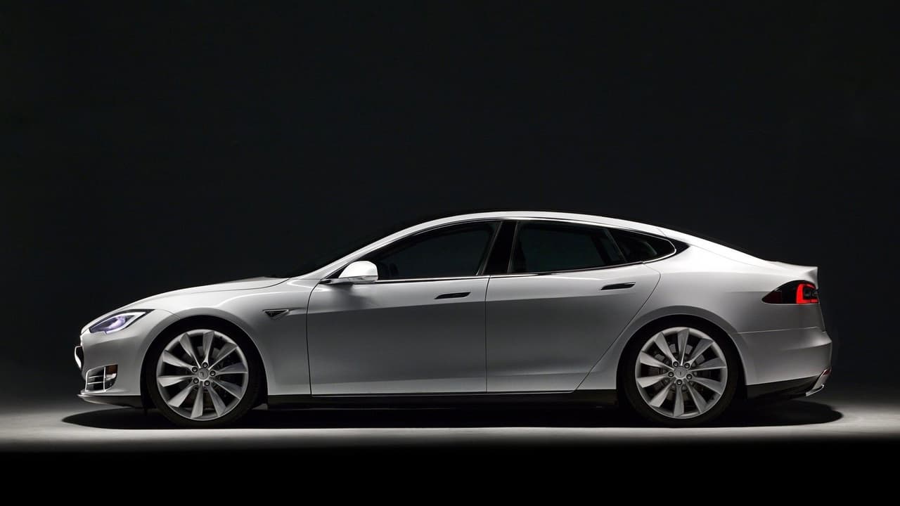 La versión '85' del Tesla Model S, producida entre 2012 y 2016, fue en su momento la 
<b>segunda de cuatro</b> en orden ascendente de potencia, pero no por eso deja de ser un vehículo poderoso. El tren motriz eléctrico del Tesla Model S 85 2014 genera 
<b>382 caballos de fuerza</b> y 
<b>325 lbs-pie de torque</b>, su batería de 278 kW le de autonomía de 
<b>259 millas por carga</b> y es capaz de acelerar de 
<b>0 a 60 millas por hora en 5.4 segundos</b> y su velocidad máxima es de 
<b>140 millas por hora</b>.