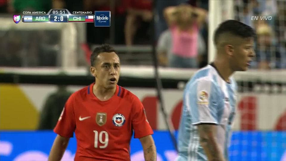 Tarjeta amarilla. El árbitro amonesta a Jean André Emanuel Beausejour Coliqueo de Chile