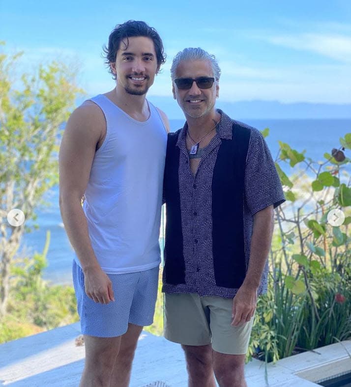 "
<b><a href="https://www.univision.com/famosos/el-break-de-las-7/alex-fernandez-revela-quien-fue-la-mente-maestra-detras-de-la-inolvidable-presentacion-con-su-papa-y-su-abuelo-en-latin-grammy-video" target="_blank">Estamos en Puerto Vallarta</a></b> (Jalisco)... Con toda la familia, disfrutando un montón, dentro de lo que cabe", narró.
<br>