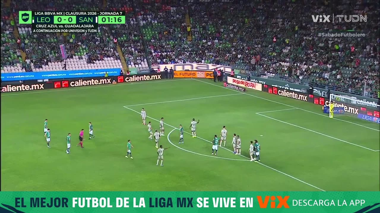 León marca gol de vestidor con golazo ante Santos