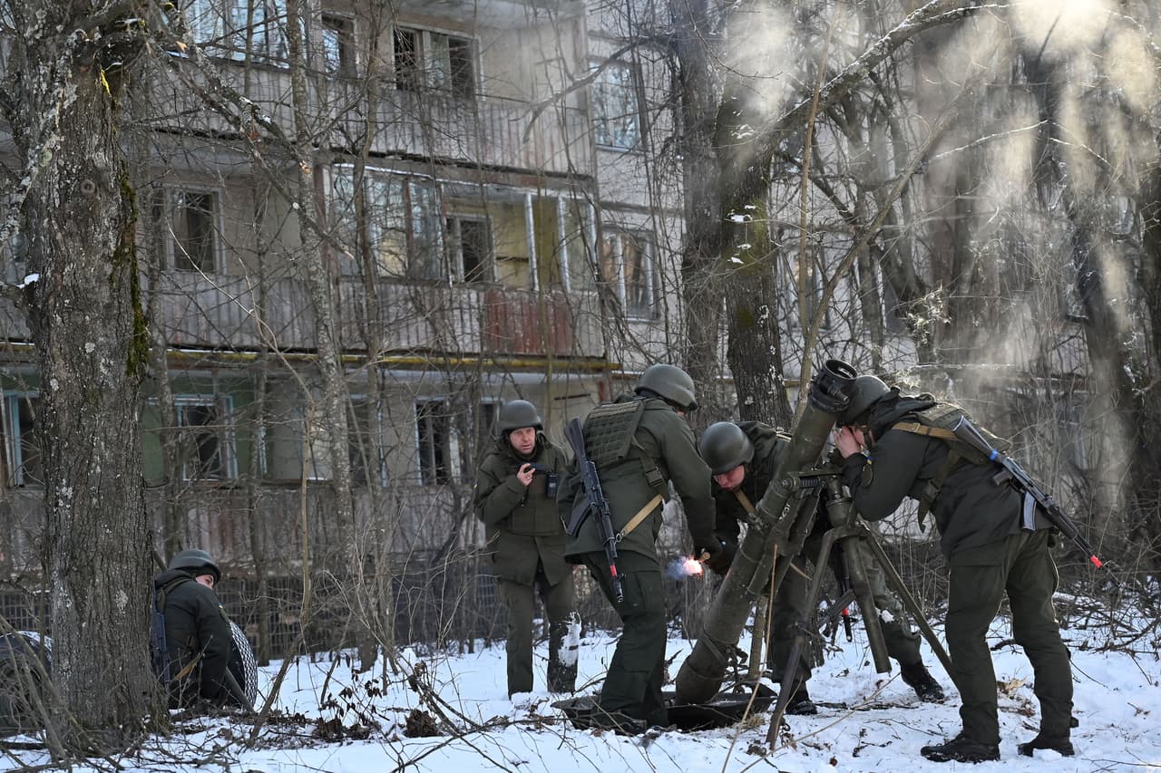 Los ejercicios militares de Pripyat, el 4 de febrero de 2022. El lugar de la planta nuclear está sobre una de las víás más cortas entre la frontera rusa y la capital ucraniana, Kiev, por lo que el ejército de ese país había organizado allí un anillo de defensa, que fue superado por los rusos en el primer día de la invasión.