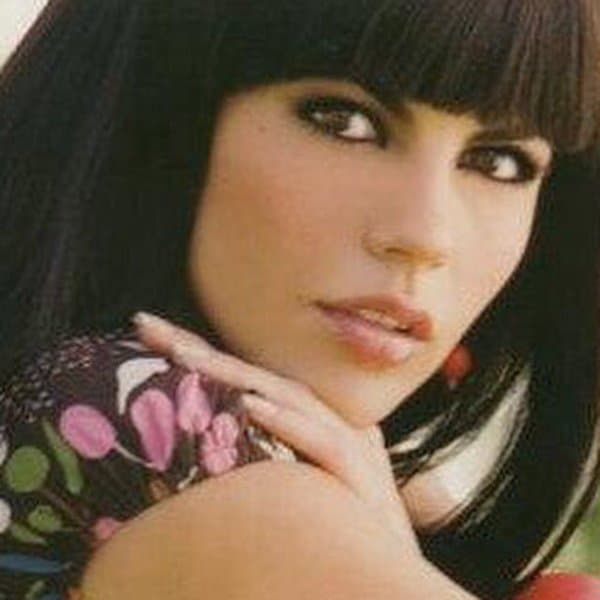 Muchos piensan que su debut en la pantalla chica fue con la telenovela 'Peregrina', pero lo cierto es que su primera oportunidad se la dio Gerardo Quiroz en la serie familiar 'Bajo el mismo techo', en 2005.