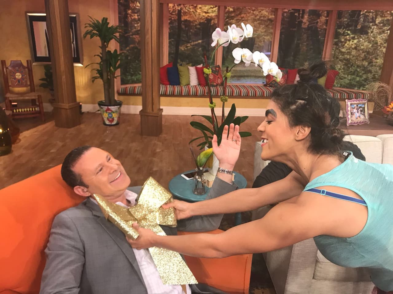 Mela siempre demostrando su buen gusto, Alan sí que se ve bien con ese gran moño dorado.