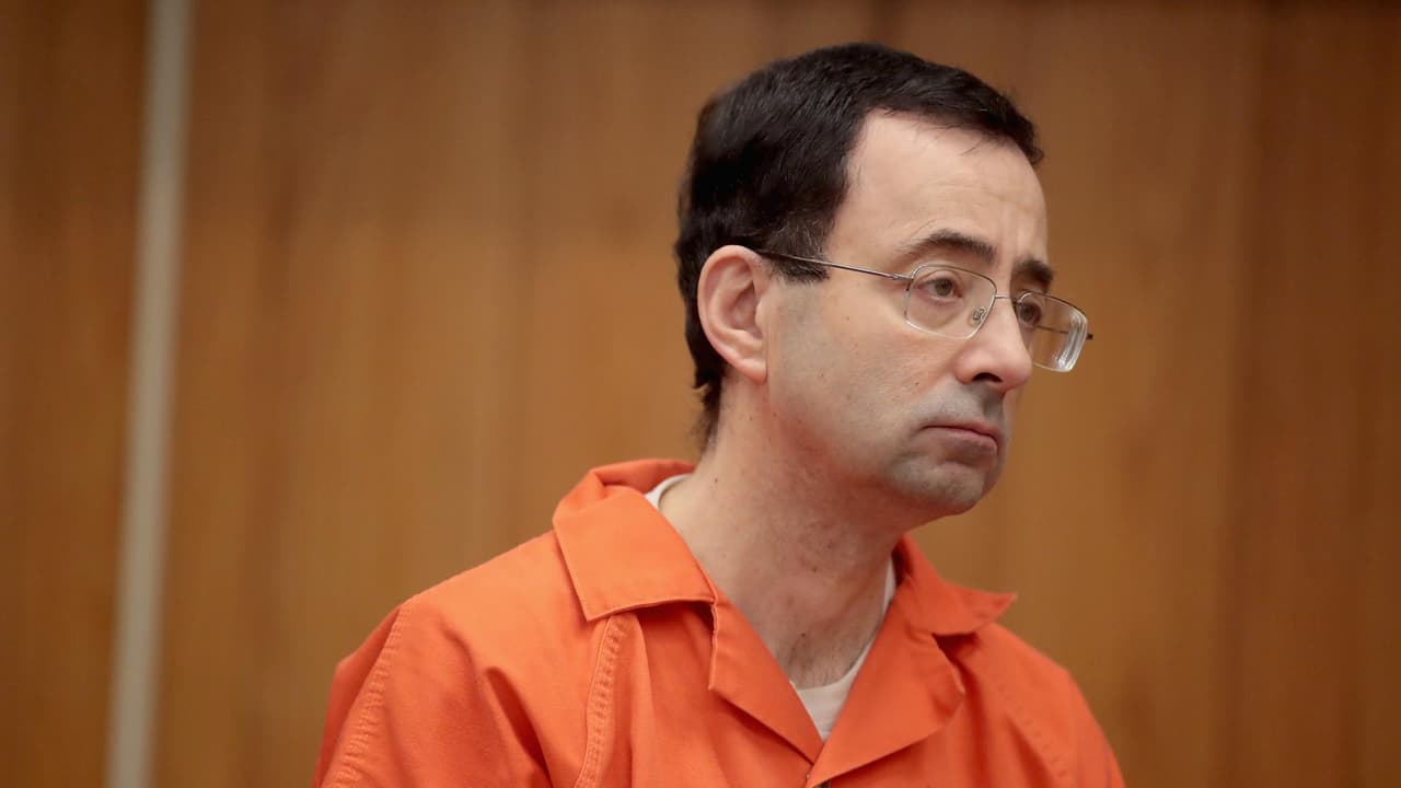 Víctimas de Larry Nassar demandan $130 millones al FBI por omisión 