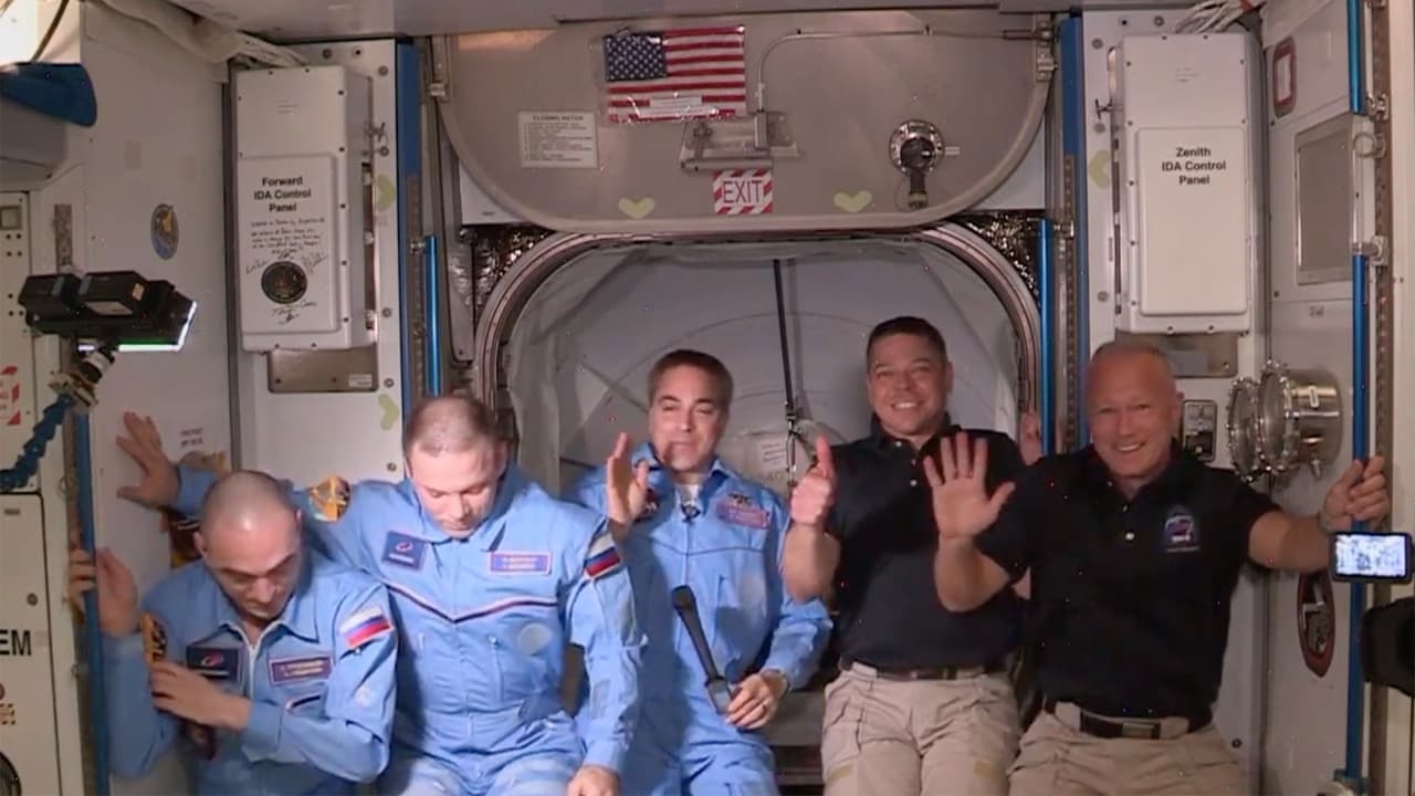 Luego de 19 horas de viaje a bordo de la nave 
<a href="https://www.univision.com/temas/spacex">SpaceX</a>, los astronautas entraron en la estación completando parte de su misión que inició el sábado con el lanzamiento del cohete Falcon 9.