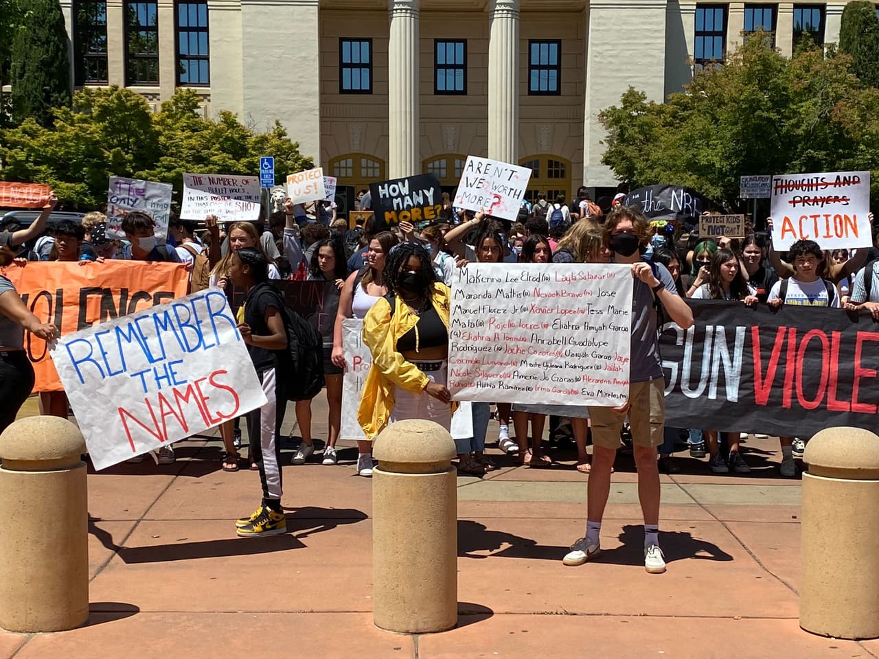Por su parte el distrito escolar de Sacramento confirmó estar enterado de la protesta y aseguró que tomaría los pasos necesarios para mantener seguros a los participantes.