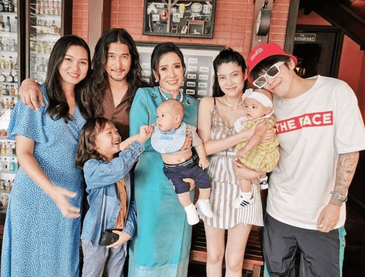 En 1967 se casó con el sobrino de la reina Sirikit, con quien tuvo un niño, pero se divorciaron dos años después. Tiene otro hijo de un segundo matrimonio, el cual también terminó.