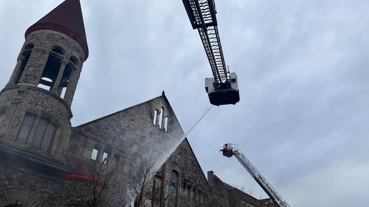 Incluso, 
<b>el techo del inmueble colapsó</b> a causa de los daños, que fueron calificados por los bomberos como "importantes".