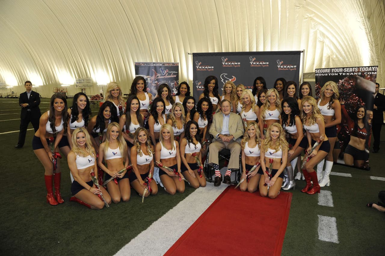 El expresidente visitó al nuevo equipo de porristas del equipo de fútbol americano Houston Texans 2013-2014. Bush, amigo cercano del dueño de los Texans, Bob McNair, posó sonriente con las 35 porristas. El detalle: Bush llevaba calcetines patrióticos con la bandera de EEUU.