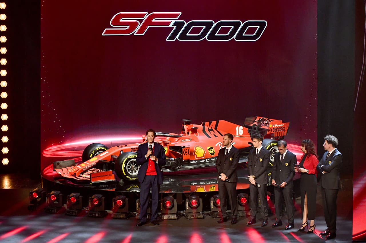 Ferrari presentó el SF1000 nombre que le viene porque en la temporada 2020 alcanzará como escudería su carrera número 1000 en la Fórmula Unoy será en el Gran Premio de Canadá.
<br>Sus pilotos titulares serán Sebastian Vettel (5) y Charles Leclerc (16).