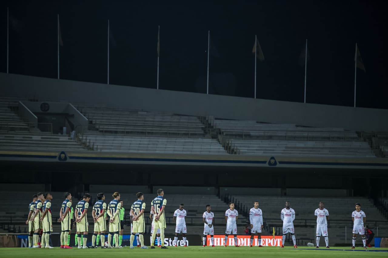 Hicieron un minuto del silencio por las víctimas de la pandemia.