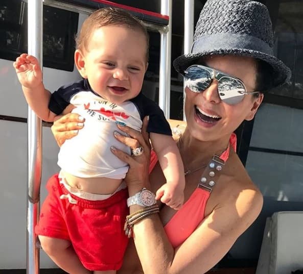 Y si hay alguien más feliz que los papás de José Julián, es la abuela Maribel Guardia, quien corre inmediatamente a abrazar a su 'pequeño Pitufo' en su tiempo libre.