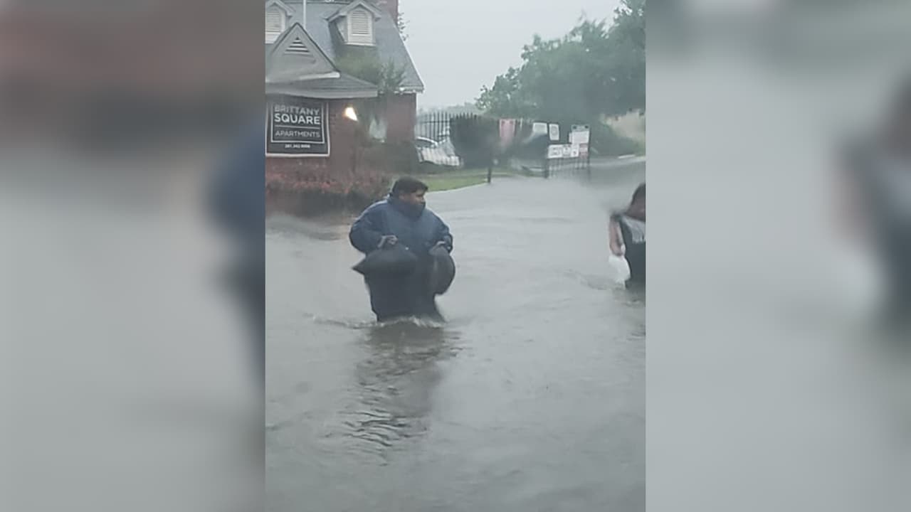 Las fuertes lluvias provocaron que los conductores tuvieran que abandonar sus automóviles.