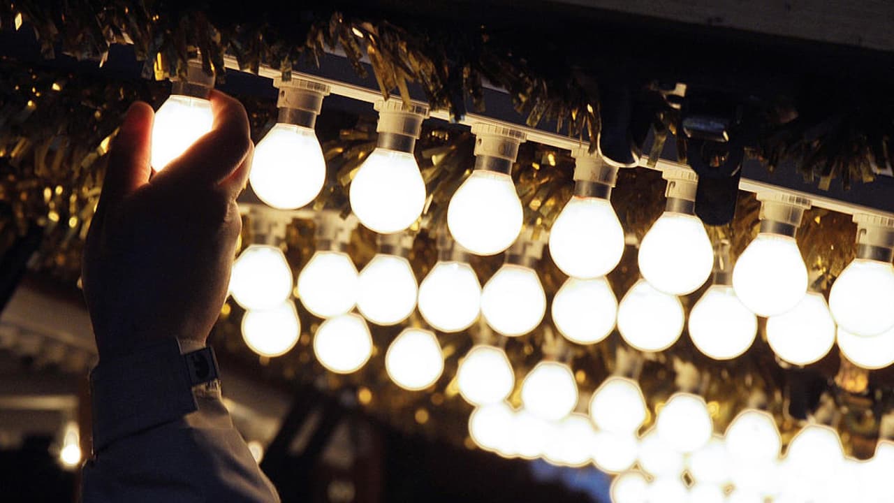 Cómo pagar menos por la energía eléctrica durante el verano según un experto electricista