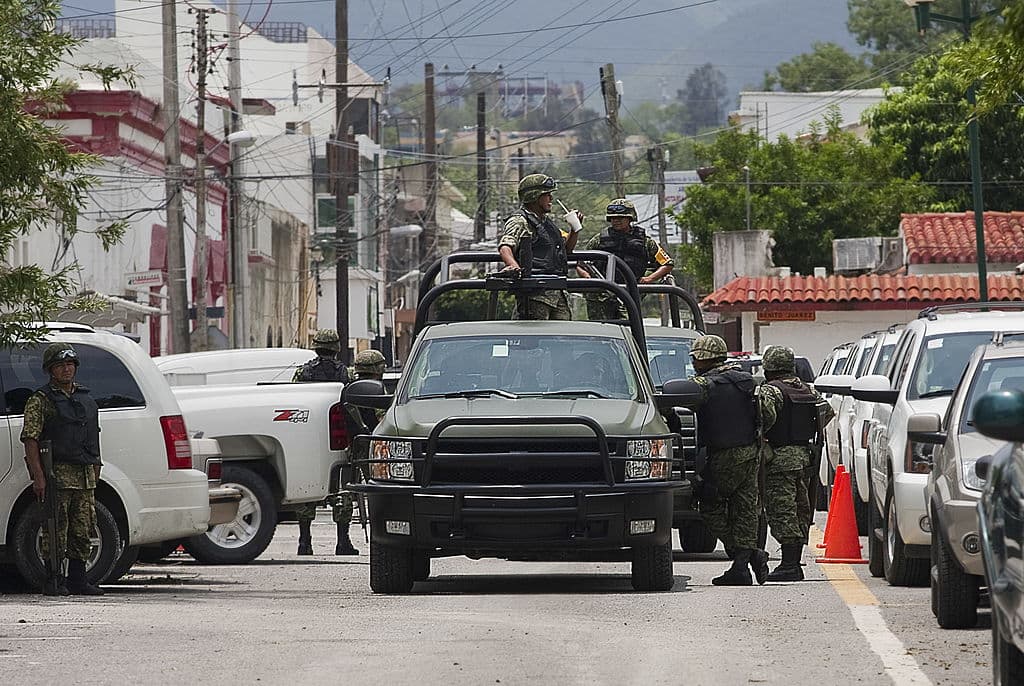 La alerta también refiere que la actividad del crimen organizado, incluidos tiroteos, asesinatos, robos a mano armada, robo de autos, secuestros, desapariciones forzadas, extorsión y agresión sexual, es común a lo largo de la frontera norte y en Ciudad Victoria. 
<br>
<br>Apunta también especialmente a los autobuses de pasajeros públicos.