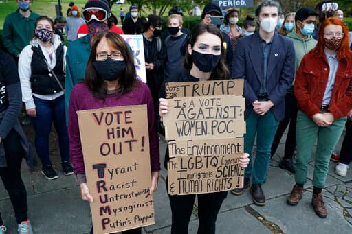 Otros manifestantes en Cleveland, Ohio, con carteles contra Trump cerca del recinto en donde se llevará a cabo el primer debate presidencial entre el republicano presidente Donald Trump, y el candidato demócrata y exvicepresidente, Joe Biden.