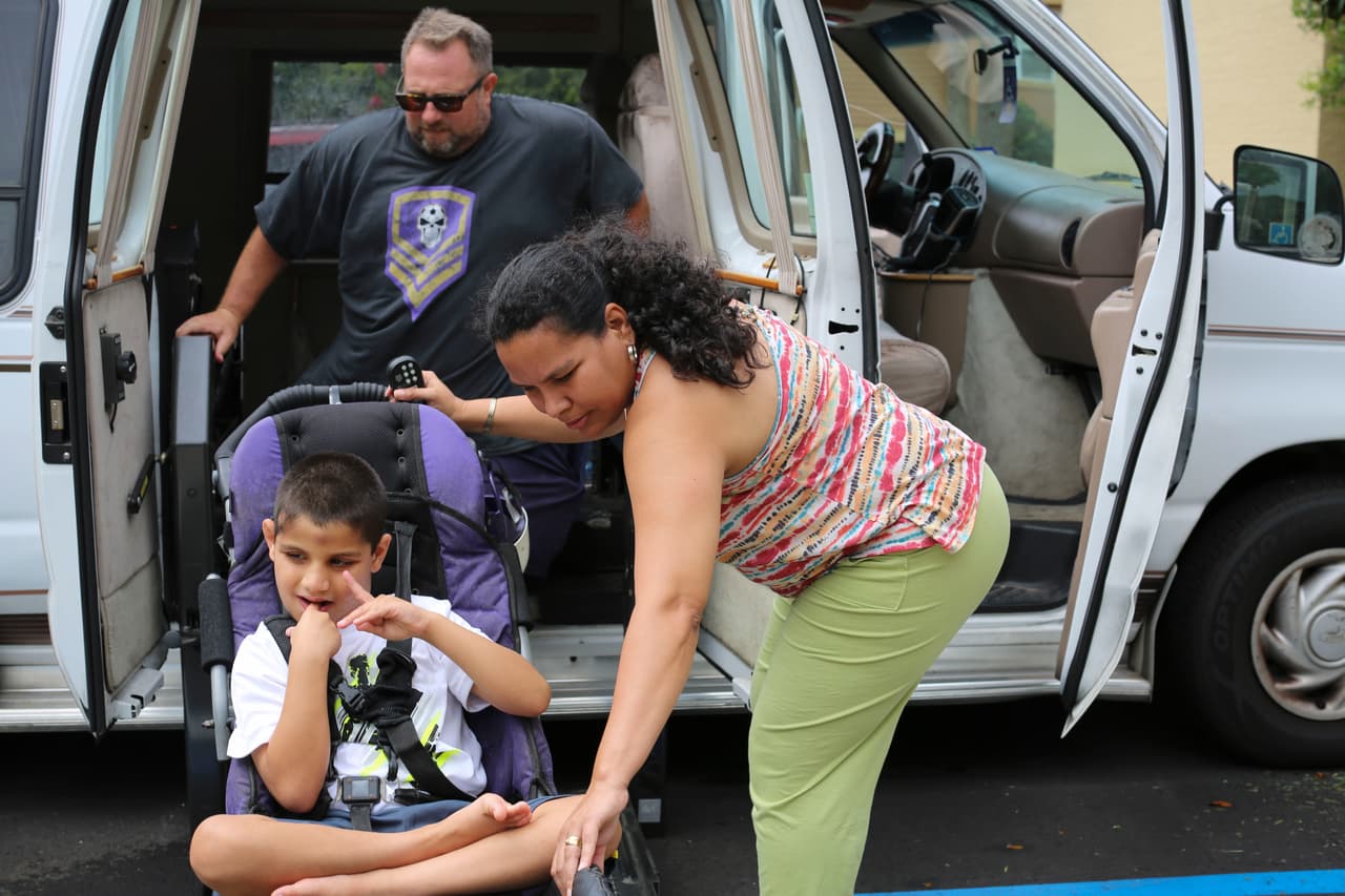 Jennifer y Jeff Stein recibieron con alegría 
<a href="http://www.univision.com/noticias/salud/fracasa-el-proyecto-de-ley-de-salud-republicano-dos-senadores-mas-se-oponen">el fracaso del proyecto de ley de salud republicano en el Senado</a> de este martes, a pesar de que la incertidumbre se mantiene. 
<a href="http://www.univision.com/noticias/medicaid/jason-tiene-9-anos-es-autista-epileptico-y-depende-de-medicaid-su-caso-muestra-como-los-recortes-afectarian-a-millones-de-estadounidenses?q">Su hijo de 9 años, Jason, tiene autismo y un sinfín de enfermedades</a>. Medicaid cubre sus controles médicos, sus terapias y otros gastos que le permiten vivir en casa con sus padres. 
<b>“Estamos contentos por la noticia”</b>, dice esta familia del centro de Florida, a pesar de que el futuro aún no está definido.