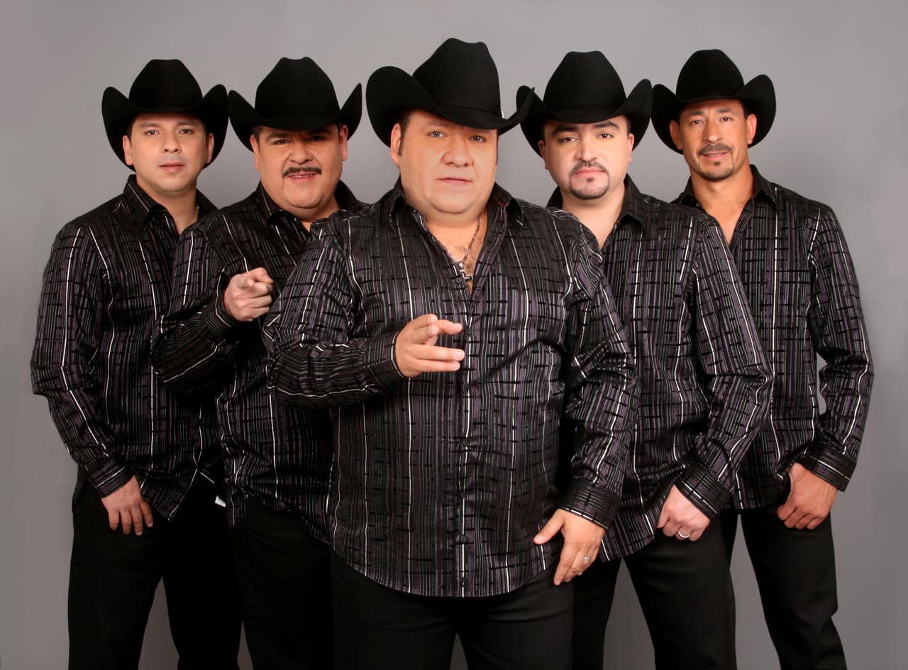 El grupo que ´vale lo que pesa´, Pesado, se distinguió en un principio porque Beto Zapata se distinguía de sus demás compañeros por ser "el gordito del grupo", como él mismo solía decir, pero los problemas de salud comenzaron y decidió ponerse en manos de expertos pues le preocupaba tanto su familia como la imagen de la banda.