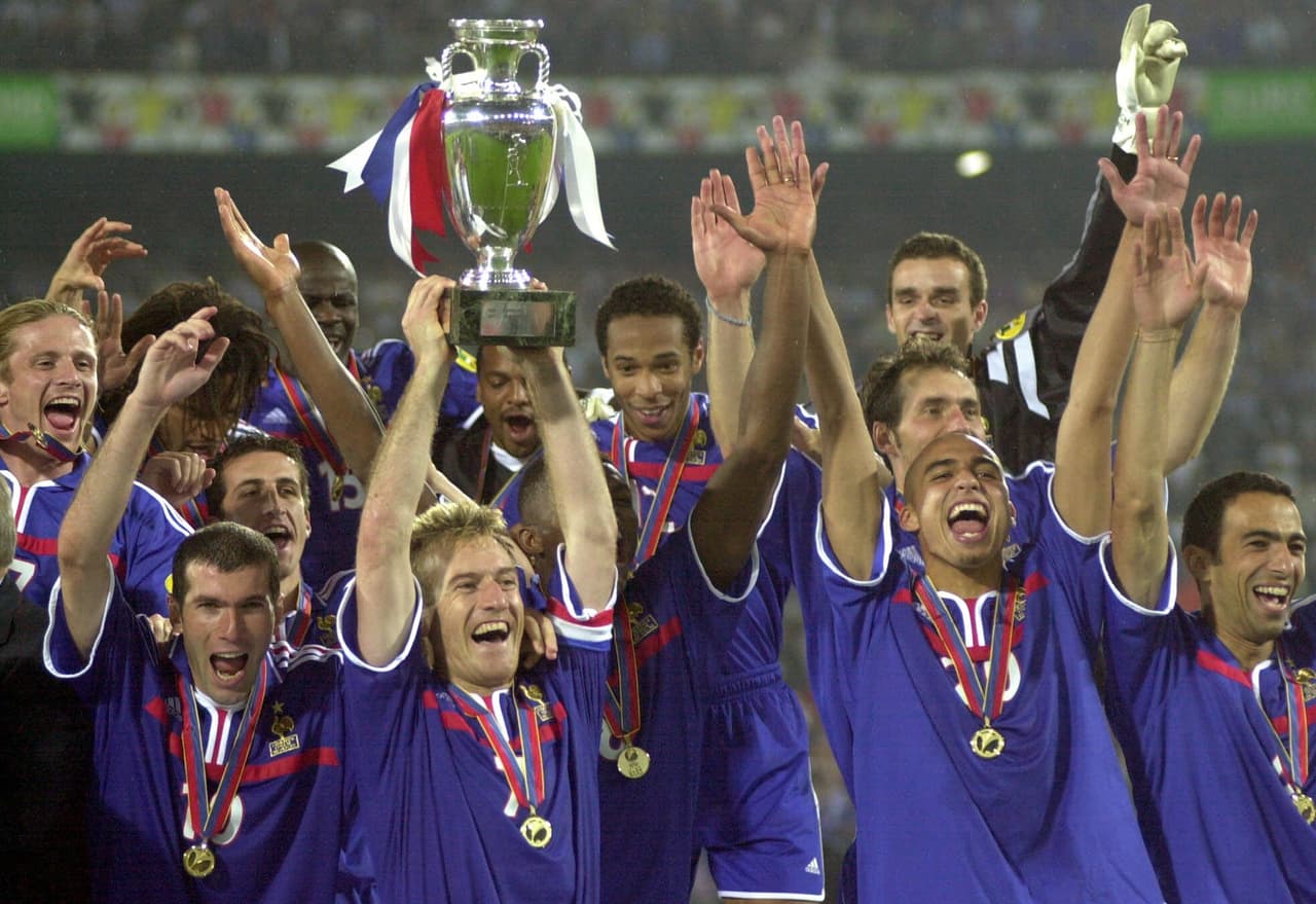 Dos años más tarde hizo el doblete francés al ganar también la Eurocopa del 2000.