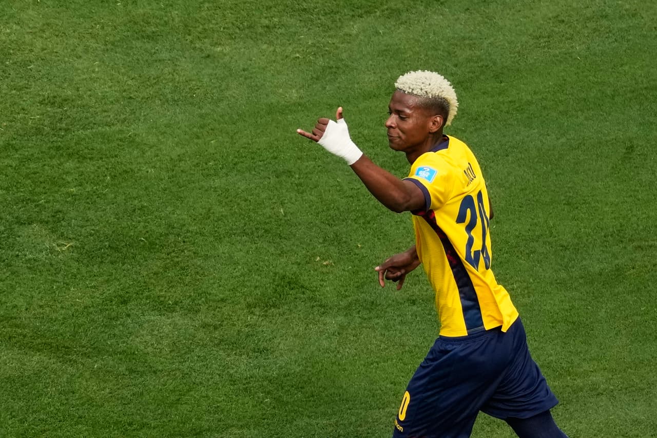 Nilson Angulo celebrando su primera anotación contra Alemania.