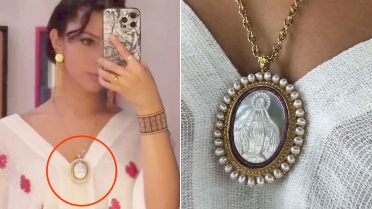 Ángela Aguilar usa la Medalla Milagrosa.