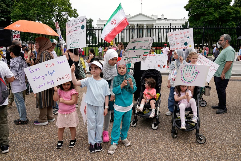 Algunos de los niños
<b> descendientes de madres y padres iraníes</b> formaron parte de la protesta frente a la Casa Blanca, esperanzados en que el presidente Donald Trump escuchará al pueblo.