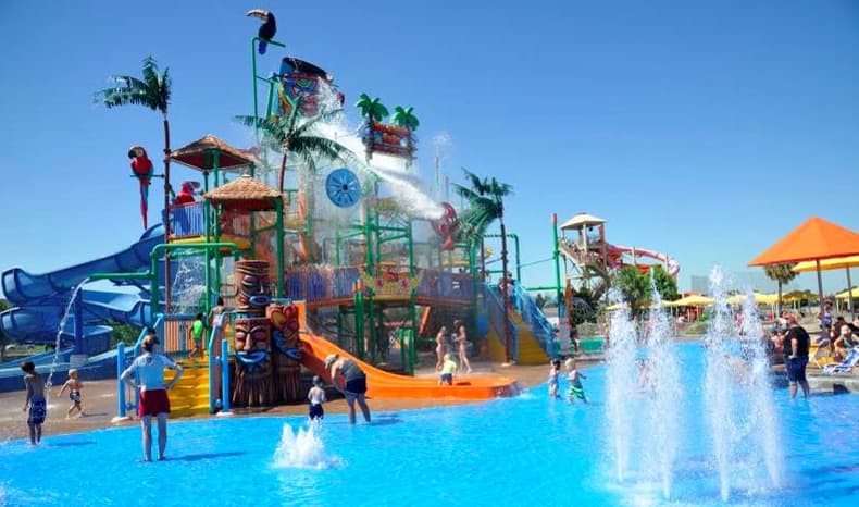 Multan a parques acuáticos de Texas por emplear menores en trabajos peligrosos