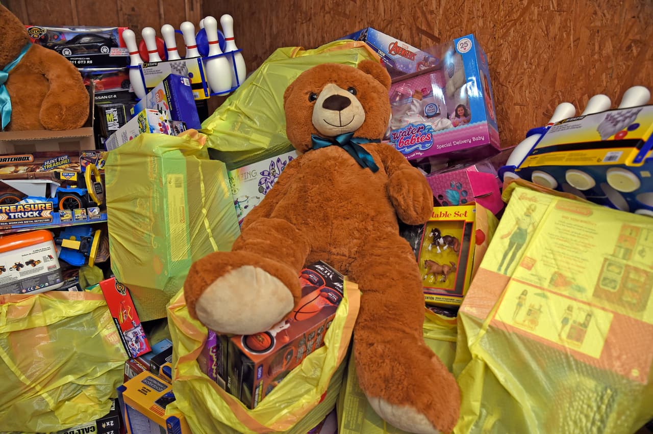 El
<b>Salvation Army </b>es una organización sin fines de lucro en Chicago y en todo el país. Su programa principal se conoce como Angel Tree. Las personas que quieren ayudar pueden seleccionar una etiqueta de un Angel Tree (árboles de navidad que se configura alrededor de Chicago). Cada etiqueta en el árbol representa los deseos o las necesidades básicas de un niño. Luego, los participantes compran o donan el artículo solicitado. A través de Angel Tree, los niños y tal vez incluso familias enteras tienen sus necesidades específicas para que puedan tener unas felices fiestas. También ofrece otros recursos. Personas de la tercera edad y los confinados en su hogar pueden recibir comida gratis. Para obtener más información, llame al 773-725-1100.